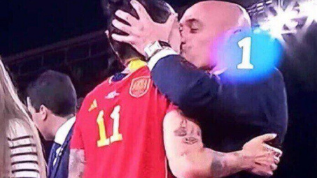 Chủ tịch LĐBĐ Tây Ban Nha bị chỉ trích vì hôn môi nữ cầu thủ Jennifer Hermoso