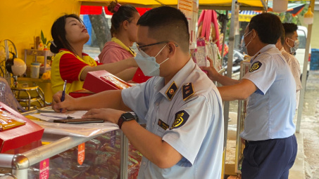 Nhiều địa phương ra quân kiểm tra thị trường hàng hóa dịp Tết Trung thu