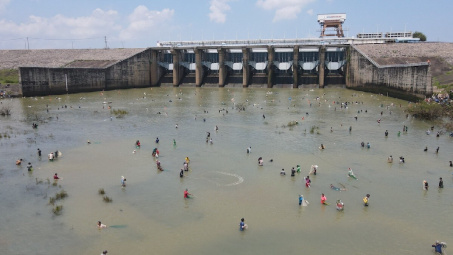Mực nước hồ thủy điện ngày 25/8: Hồ Trị An ngừng xả tràn, người dân đổ xô đi bắt cá
