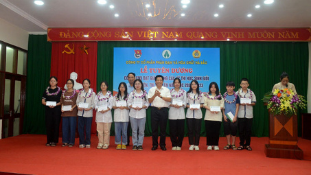 Đạm Hà Bắc: Khen thưởng 52 học sinh con CBCNV đạt giải trong các kỳ thi