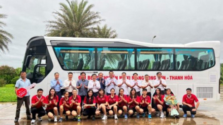 Xi măng Long Sơn trao tặng ô-tô cho đội bóng chuyền nữ của Công ty