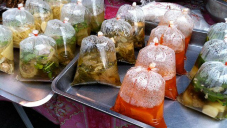 Ăn đồ ăn nóng đựng trong túi nilon là ăn cả chất độc