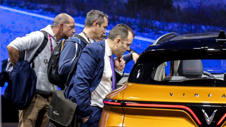 Cổ phiếu VFS của VinFast mất gần 50% sau 2 ngày, Forbes coi VinFast là công ty chưa hề niêm yết!