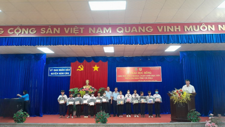 QLTT Cà Mau và TP. Hồ Chí Minh trao quỹ khuyến học và học bổng cho học sinh nghèo, vượt khó