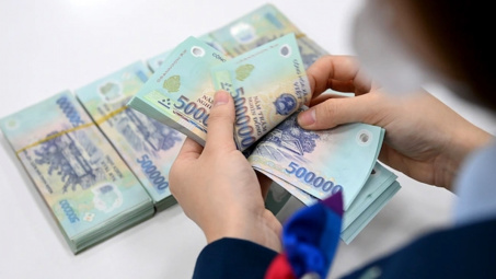 Ứng dụng mô hình FEM và REM để phân tích các yếu tố tác động đến rủi ro thanh khoản tại các ngân hàng thương mại Việt Nam