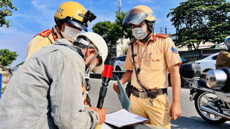 Cảnh sát giao thông được kiểm tra  những giấy tờ gì khi dừng xe?
