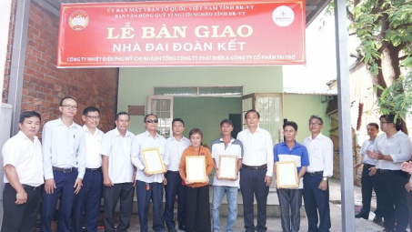 Nhiệt điện Phú Mỹ bàn giao 5 căn nhà Đại đoàn kết