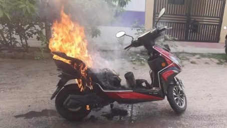 Sử dụng không đúng cách, pin lithium bị ví “quả bom di động” trên xe điện