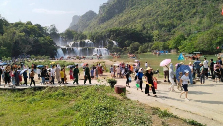Vận hành thí điểm qua lại khu cảnh quan thác Bản Giốc (Việt Nam) - Đức Thiên (Trung Quốc)