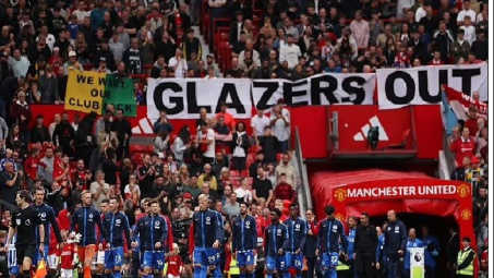 Gary Neville chỉ trích nhà Glazers