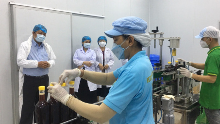 Long An: Hỗ trợ ứng dụng máy chiết rót tự động trong sản xuất gia vị
