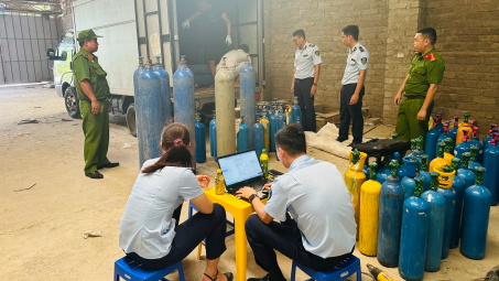 Đột kích kho hàng phát hiện thu giữ 118 bình khí cười (N2O) trên địa bàn Thái Nguyên