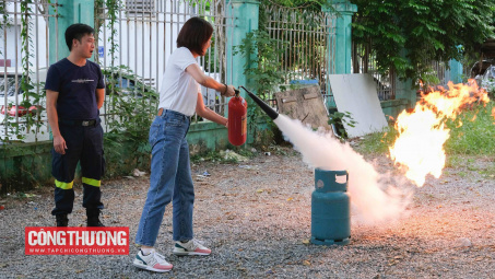 [TIN ẢNH] Nâng cao kỹ năng phòng cháy chữa cháy cho toàn thể cán bộ phóng viên, người lao động Tạp chí Công Thương