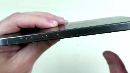iPhone 15 Pro chịu được "tra tấn " bằng dao, búa?