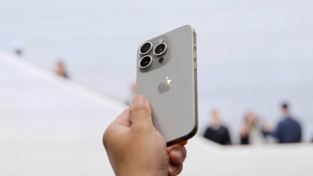 iPhone 15 xách tay hết "nóng"
