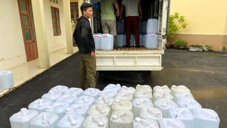 Quản lý thị trường Bắc Kạn phát hiện 1.880 lít rượu trắng không dán tem rượu sản xuất