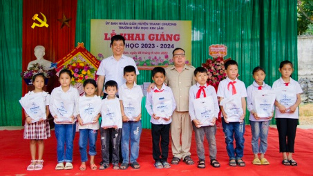 Thủy điện Bản Vẽ trao tặng máy tính, vở cho học sinh nhân dịp năm học mới