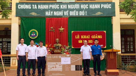 Thủy điện Trung Sơn hỗ trợ các trường tại xã Trung Sơn dịp khai giảng năm học mới