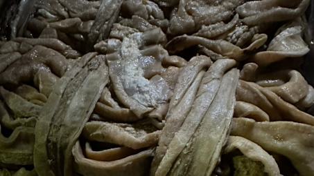 QLTT Cao Bằng thu giữ 1.400kg lòng bò đông lạnh bốc mùi đang trên đường tiêu thụ