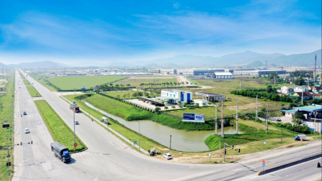 Nghệ An trao chứng nhận đăng ký đầu tư dự án 45 triệu USD từ Singapore