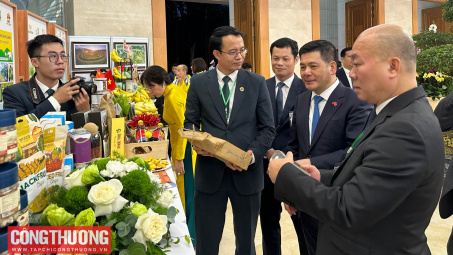 [TIN ẢNH] Bộ trưởng Nguyễn Hồng Diên tham quan Khu Triển lãm sản phẩm nông nghiệp đặc sắc Việt Nam xuất khẩu sang Trung Quốc