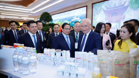 Thủ tướng Phạm Minh Chính và Thủ tướng Lý Cường tham quan Triển lãm sản phẩm nông nghiệp đặc sắc của Việt Nam xuất khẩu sang Trung Quốc