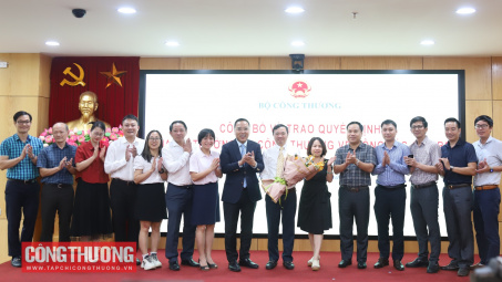 Trao quyết định bổ nhiệm Phó Vụ trưởng Vụ Dầu khí và Than