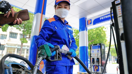 Giá xăng dầu hôm nay 17/10: Đồng loạt đảo chiều giảm, giá xăng về quanh mức 20.000 đồng/lít