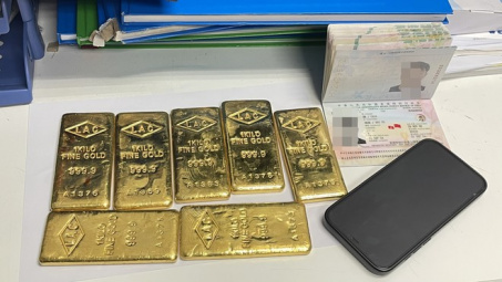 Phát hiện vụ vận chuyển 7kg kim loại nghi là vàng tại Sân bay Nội Bài