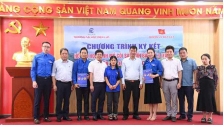 Trường Đại học Điện lực chấp cánh ước mơ cho nữ sinh mồ côi sau bão ở Lào Cai