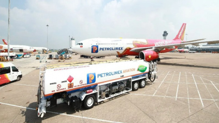 Petrolimex Aviation tra nạp thành công nhiên liệu hàng không bền vững (SAF)