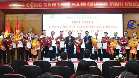 Trường Đại học Điện lực công bố và trao Quyết định cho 30 cán bộ viên chức