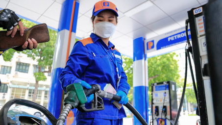 Giá xăng dầu hôm nay 3/10: Đồng loạt giảm, xăng E5RON92 tiếp tục dưới mức 20.000đ/lít