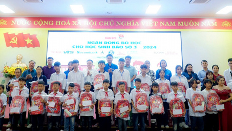 Nhân viên Sacombank ủng hộ 1 ngày lương giúp đồng bào vượt thiên tai
