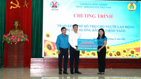 TKV trao kinh phí hỗ trợ cho người lao động bị ảnh hưởng bão số 3 (YAGI)