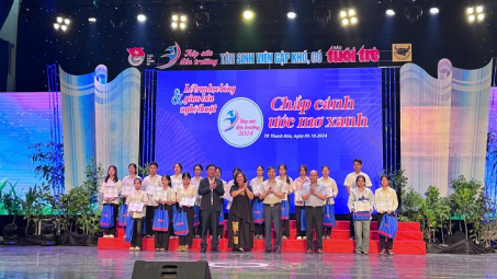 Trao học bổng “Tiếp sức đến trường” cho sinh viên khó khăn