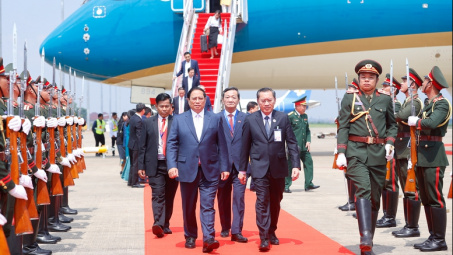 Thủ tướng Phạm Minh Chính và Đoàn đại biểu Việt Nam tới Lào tham dự Hội nghị Cấp cao ASEAN