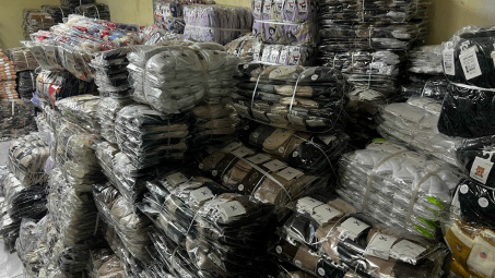 Lực lượng quản lý thị trường Hà Nội tạm giữ hơn 10.000 đôi tất nghi giả mạo nhãn hiệu