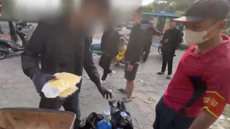 Công an Hà Nội bắt quả tang nam thanh niên vận chuyển trái phép bình “khí cười”