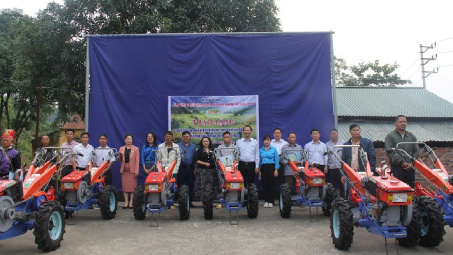 Tổng công ty VEAM trao tặng 25 máy cày cho người dân Bát Xát, Lào Cai