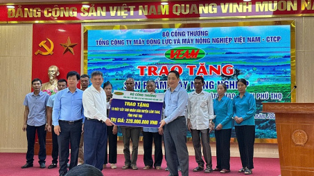 Tổng công ty VEAM trao tặng 10 máy cày cho người dân huyện Lâm Thao