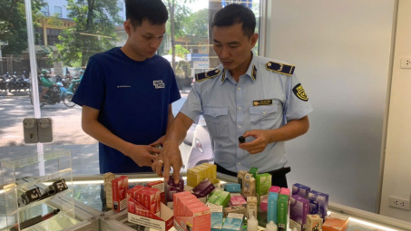 Hà Nội liên tiếp xử lý vi phạm kinh doanh thuốc lá điện tử dịp cuối năm
