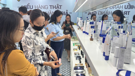 Đến 62 Tràng Tiền để biết cách phân biệt hàng thật - hàng giả