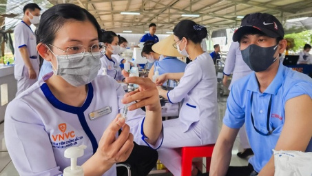 Nhiều Doanh nghiệp cho người lao động tiêm vắc xin sốt xuất huyết dịp cuối năm