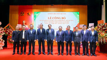 Trao quyết định phụ trách HĐTV và Tổng Giám đốc Apatit Việt Nam