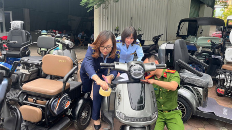 Cơ quan chức năng triệt phá điểm kinh doanh xe điện vi phạm tại Gia Lâm