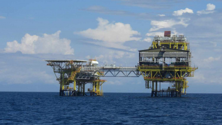 Giá xăng dầu hôm nay 7/11: Đồng USD tăng vọt gây áp lực lên giá