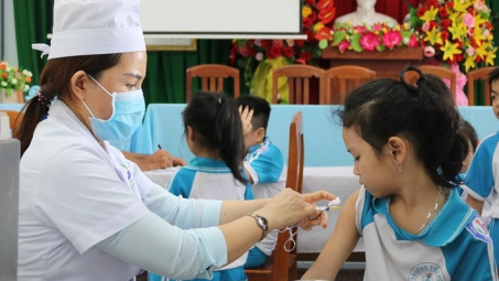 Hà Nội tổ chức tiêm vaccine phòng uốn ván - bạch hầu cho trẻ 7 tuổi