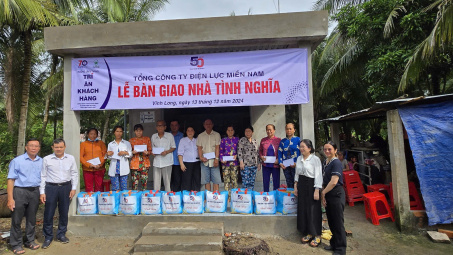 Tổng công ty Điện lực miền Nam trao tặng nhà tình nghĩa tại Vĩnh Long và Long An