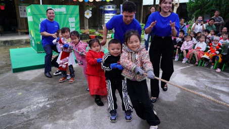 Quỹ sữa Vươn cao Việt Nam mang quà ấm, sữa ngon đến với trẻ em vùng cao Tuyên Quang
